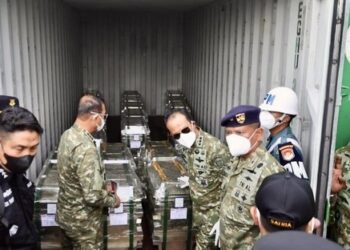 Kasum TNI bersama rombongan meninjau kapal dan barang bukti penyelundupan LTJ serta unsur radioaktif ilegal di Dermaga Kodaeral IV Batam