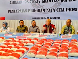Konferensi pers pengungkapan peredaran 128,7 kilogram sabu, Banjarbaru, Kamis [18/6]. [Foto: Diskominfo Kalsel]