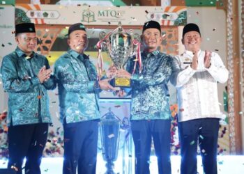 Penyerahan piala juara umum MTQ XXXVII Kalsel oleh Wali Kota Banjarmasin
