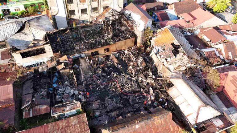 Kebakaran Hebat di S. Parman Banjarmasin Hanguskan Rumah Warga dan Puluhan Ruang Sekolah Muhammadiyah!