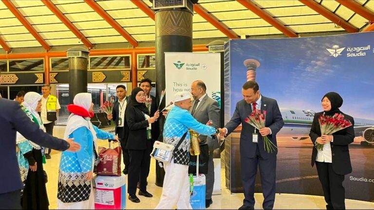 Momen Kepulangan Perdana Jemaah Haji 2026, Kloter JKG-01 Tiba di Jakarta