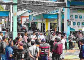 Aksi unjuk rasa masyarakat di Kantor PT PLN [Persero] UP3 Banjarmasin, Jalan Lambung Mangkurat