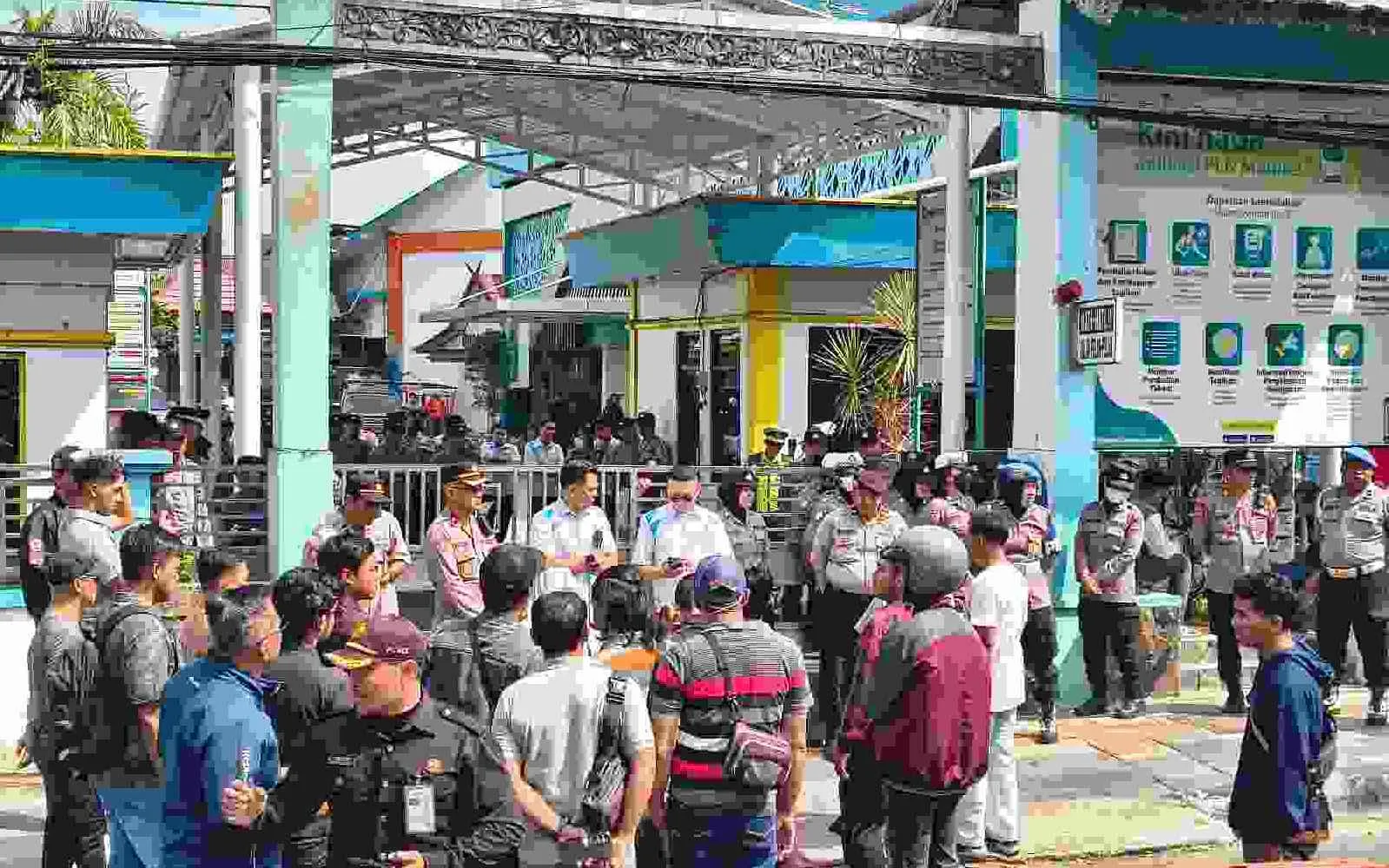 Aksi unjuk rasa masyarakat di Kantor PT PLN [Persero] UP3 Banjarmasin, Jalan Lambung Mangkurat