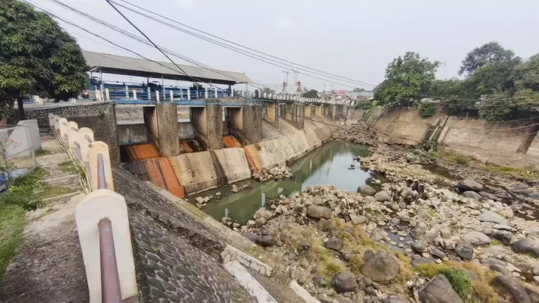 Bendung Katulampa Mengering Akibat Kemarau Panjang, Tinggi Air Capai 0 Sentimeter