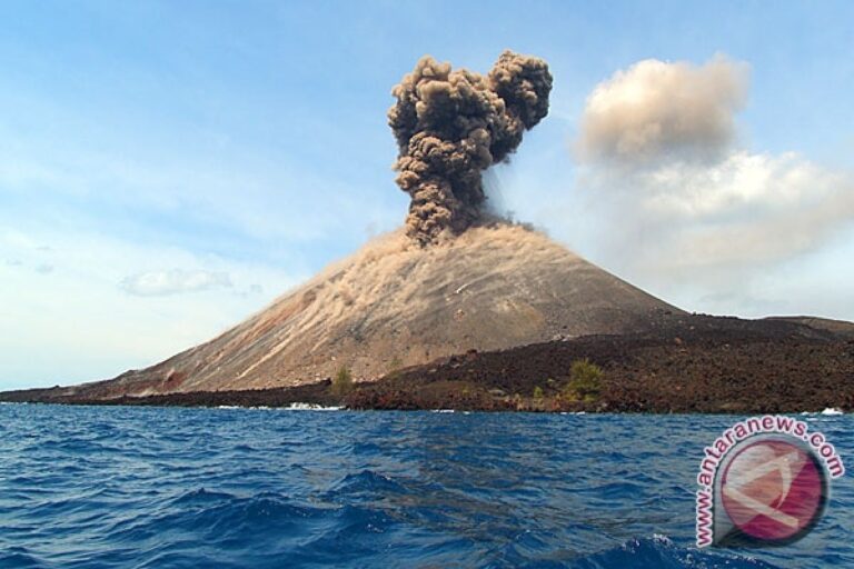 Status Gunung Anak Krakatau Naik Jadi Siaga, Warga Pesisir dan Kapal di Selat Sunda Diminta Waspada