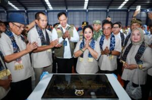 Ketua Komisi IV DPR RI Siti Hediati Soeharto resmikan gudang Perum Bulog di Banjarbaru, Kalimantan Selatan