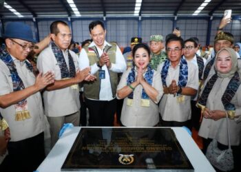 Ketua Komisi IV DPR RI Siti Hediati Soeharto resmikan gudang Perum Bulog di Banjarbaru, Kalimantan Selatan