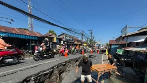 Ruas jalan Veteran yang amblas