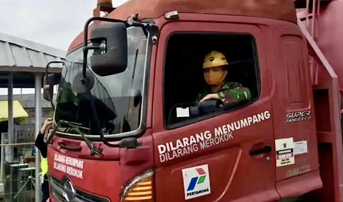 Personel TNI yang jadi sopir truk tanki BBM Pertamina