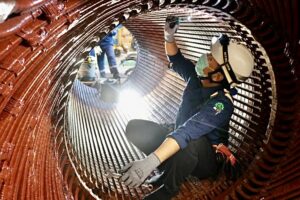 Proses inspeksi komponen Stator Generator yang mengalami gangguan pada salah satu pembangkit di PLTU Asam-Asam