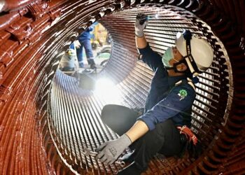 Proses inspeksi komponen Stator Generator yang mengalami gangguan pada salah satu pembangkit di PLTU Asam-Asam