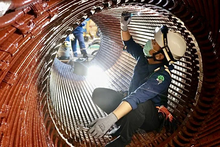 Proses inspeksi komponen Stator Generator yang mengalami gangguan pada salah satu pembangkit di PLTU Asam-Asam