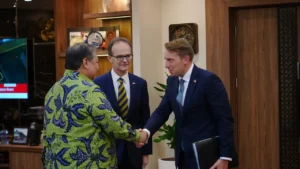 Menteri Koordinator Bidang Perekonomian RI Airlangga Hartarto dan Komisaris Perdagangan Inggris untuk Asia Pasifik, Martin Kent