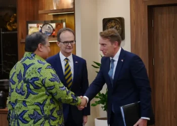 Menteri Koordinator Bidang Perekonomian RI Airlangga Hartarto dan Komisaris Perdagangan Inggris untuk Asia Pasifik, Martin Kent