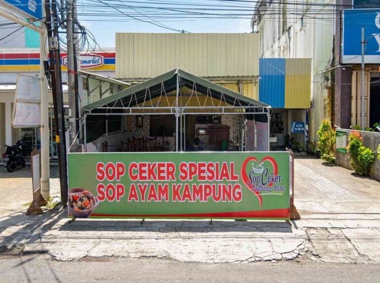 Viral! Penjual Sop Ceker di Jogja Ini Mencampur Air Zamzam di Kuah Kaldunya. Berbagi Berkah Untuk Semua!  