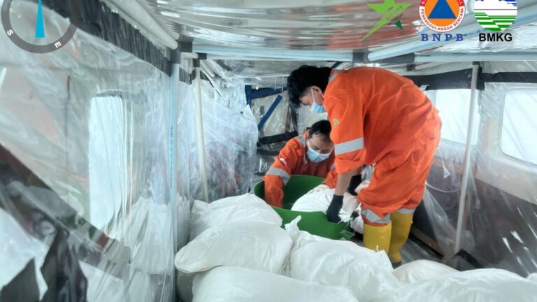 Satu Ton Garam Ditebar Lewat Operasi Modifikasi Cuaca, Sejumlah Wilayah Kalsel Diguyur Hujan