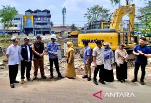 DPRD Banjarmasin saat meninjau pembangunan jembatan Zafri Zamzam
