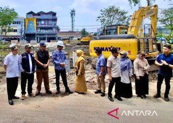 DPRD Banjarmasin saat meninjau pembangunan jembatan Zafri Zamzam