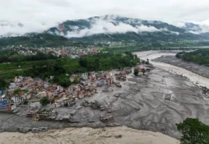 Lumpur tutupi wilayah luas setelah banjir bandang di Trishuli, Nepal