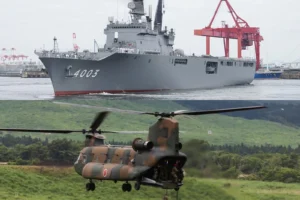 Kapal JS Kunisaki dan Helikopter CH-47