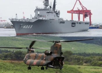 Kapal JS Kunisaki dan Helikopter CH-47