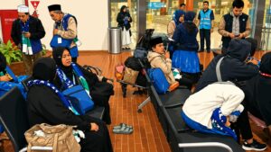 Puluhan Jemaah Umrah Asal Kuningan Terlantar di Bandara Soetta