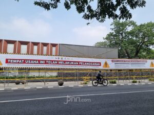 Penyegelan videotron lapangan padel di Bandung