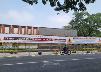 Penyegelan videotron lapangan padel di Bandung
