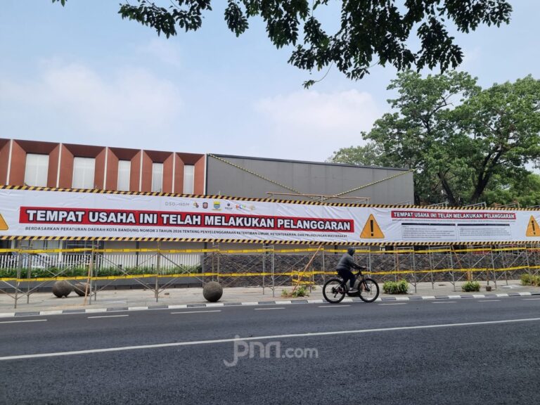 Tebang 10 Pohon Secara Ilegal, Videotron Lapangan Padel di Bandung Disegel Satpol PP!