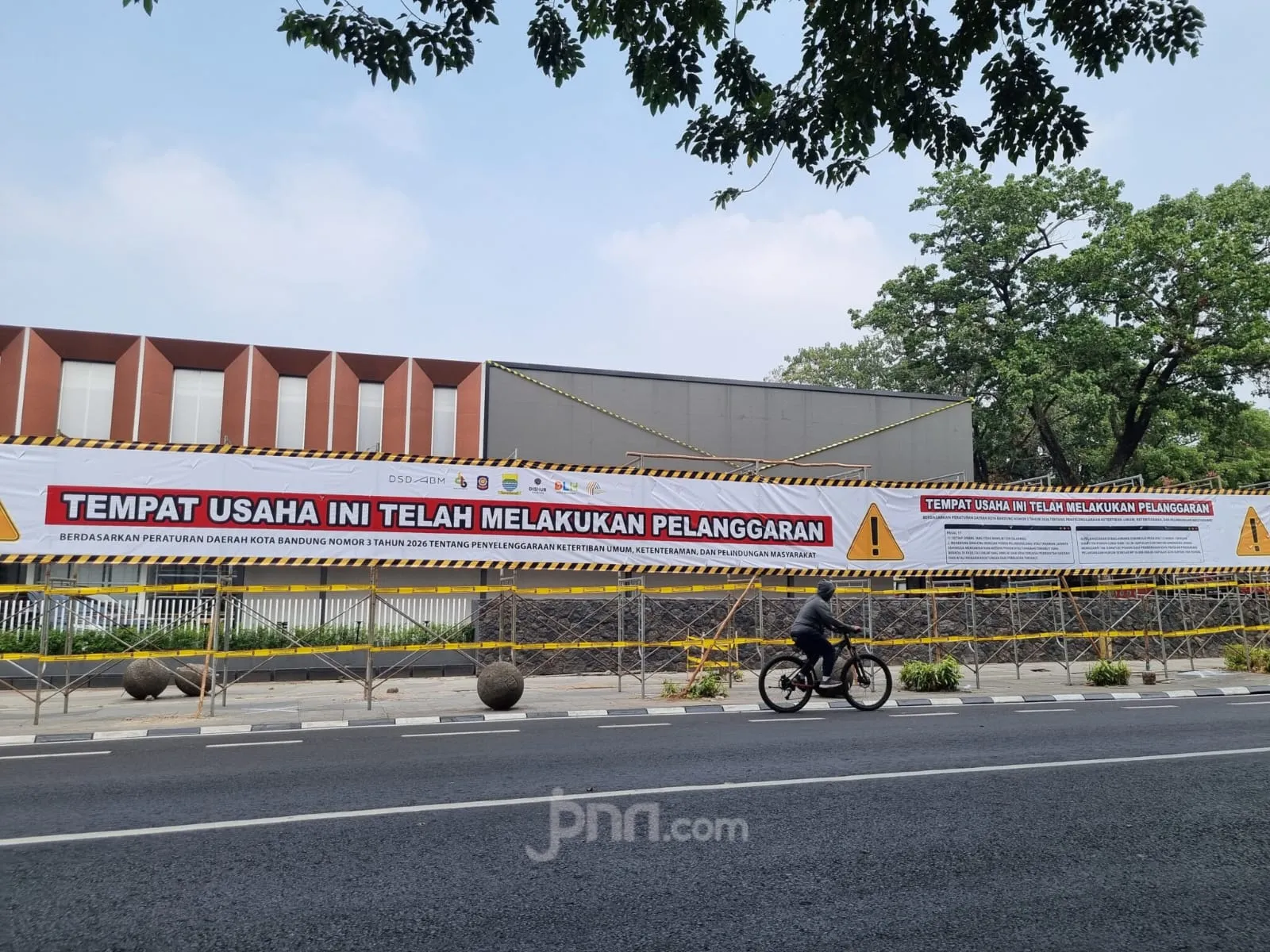 Penyegelan videotron lapangan padel di Bandung