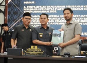 Wali Kota Banjarmasin H.M. Yamin HR pada rapat paripurna DPRD