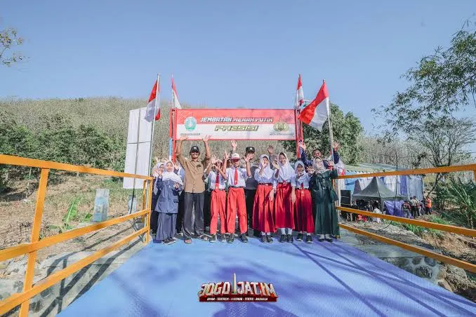Salah satu jembatan TNI/Polti yang diresmikan