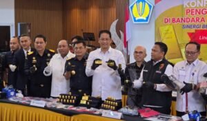 Konferensi pers penyelundupan total 23,793 kilogram emas