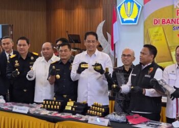 Konferensi pers penyelundupan total 23,793 kilogram emas