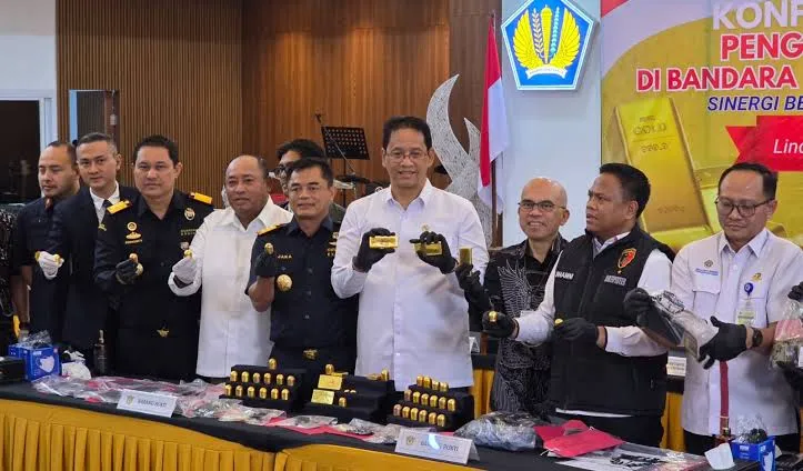 Konferensi pers penyelundupan total 23,793 kilogram emas