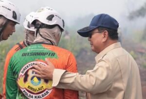 Presiden Prabowo saat meninjau penanganan karhutla di Kalimantan Barat