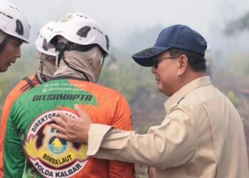 Presiden Prabowo saat meninjau penanganan karhutla di Kalimantan Barat