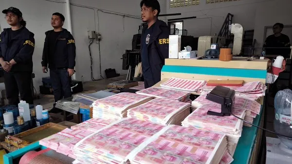 Penggerebekan pabrik uang palsu