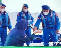 Polairud Banjarmasin Bagikan 150 Masker dan Lakukan Patroli di Perairan Sungai Barito