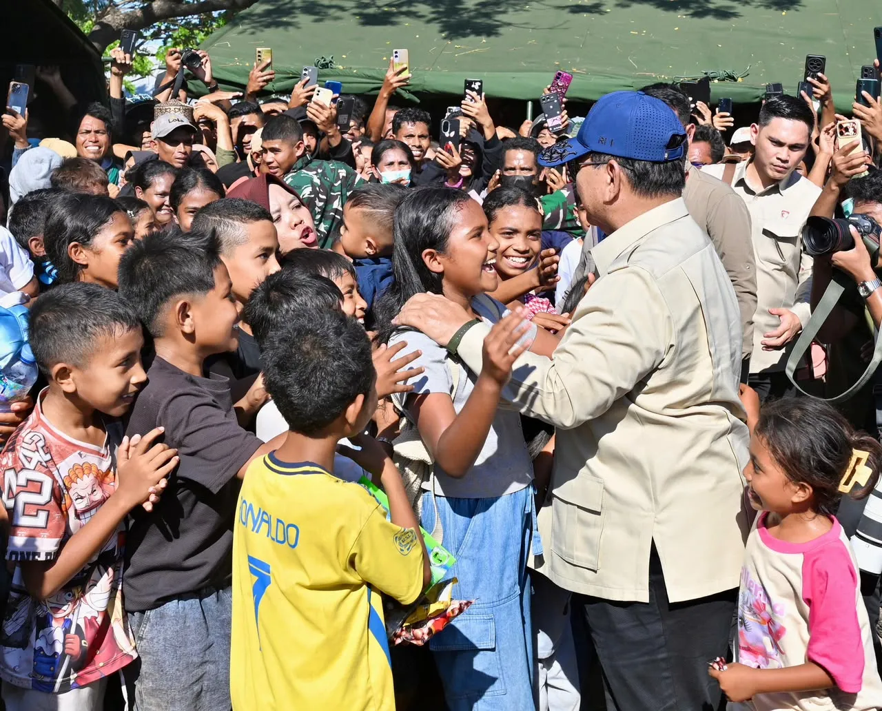 Prabowo Sambangi Pengungsi Gempa NTT