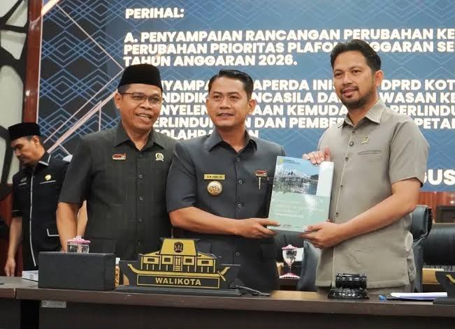 Wali Kota Banjarmasin H.M. Yamin HR pada rapat paripurna DPRD