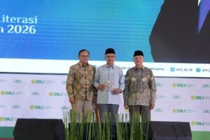 haedar-nashir-terima-kartu-wartawan-utama-khusus