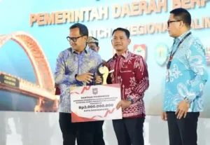 Wali Kota Banjarmasin terima penyerahan penghargaan kategori Akses Penduduk terhadap Layanan Pendidikan tingkat kota
