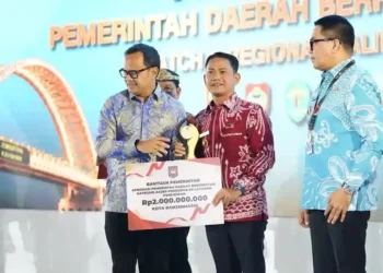 Wali Kota Banjarmasin terima penyerahan penghargaan kategori Akses Penduduk terhadap Layanan Pendidikan tingkat kota