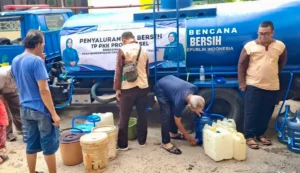 Penyaluran bantuan air bersih