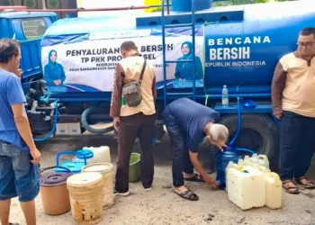 Penyaluran bantuan air bersih