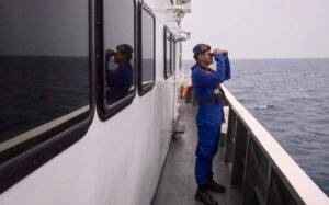 Petugas Ditpolair Korpolairud Baharkam Polri melakukan pengamatan saat pencarian jurnalis yang hilang