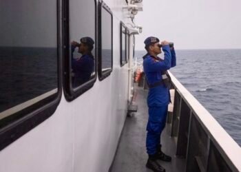 Petugas Ditpolair Korpolairud Baharkam Polri melakukan pengamatan saat pencarian jurnalis yang hilang