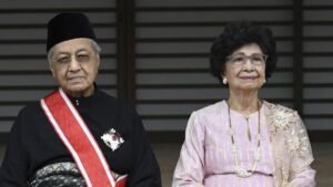 Siti Hasmah bersama Mahathir Mohamad