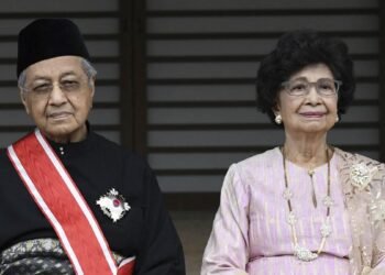 Siti Hasmah bersama Mahathir Mohamad